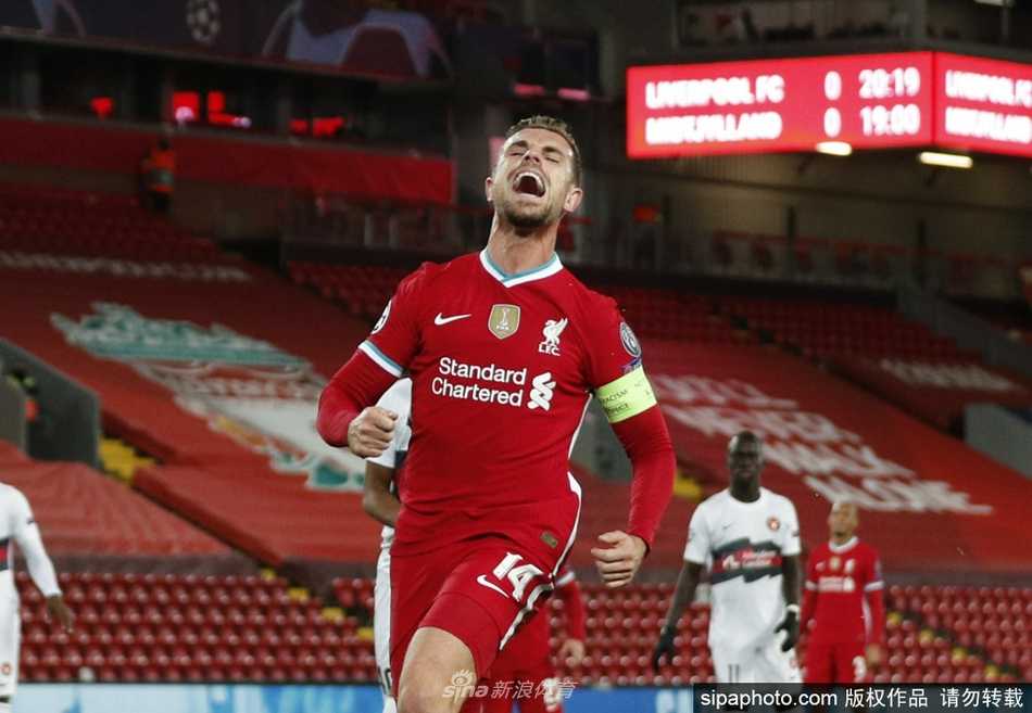 亨德森面带温暖微笑，目光坚定地注视前方，他的眼神中透露出超越足球场胜负的关怀与责任感