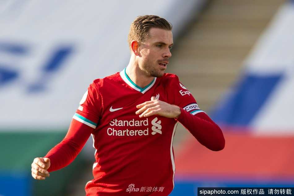 身披利物浦战袍的亨德森在比赛中全神贯注，即便汗流浃背也毫不懈怠，用每一次拼抢诠释着红军队长的责任与铁血精神