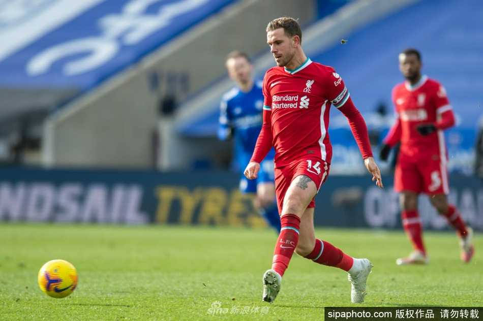 在日常社区活动中，亨德森与孩子们亲切互动，他耐心倾听并露出真诚的笑容，用榜样的力量在年轻一代心中播撒善良与坚持的种子