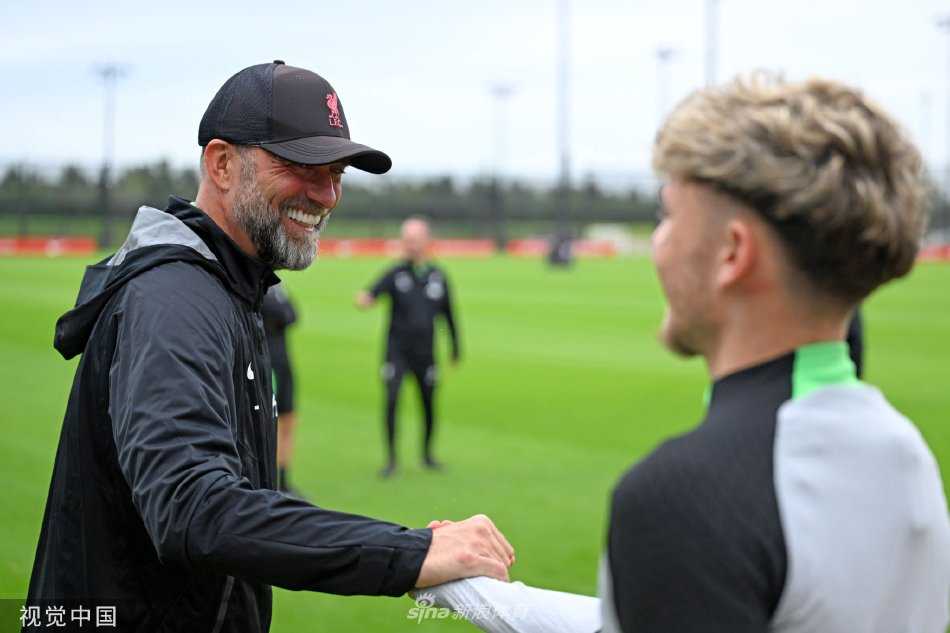 主教练克洛普站在训练场中央，手持战术板，目光如炬地注视着场上奔跑的队员们，仿佛已在脑海中勾勒出新赛季的战术蓝图。