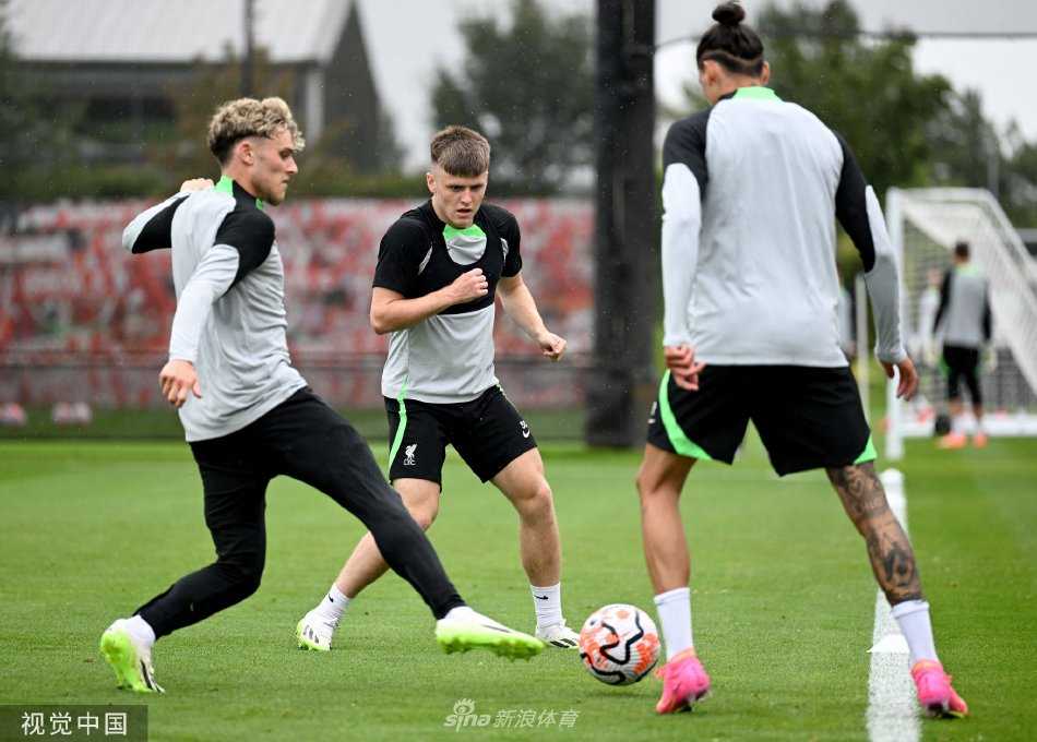 萨拉赫在训练中带球疾驰，步伐稳健眼神专注，这位锋线巨星正用行动引领着球队进攻线的复苏之路。