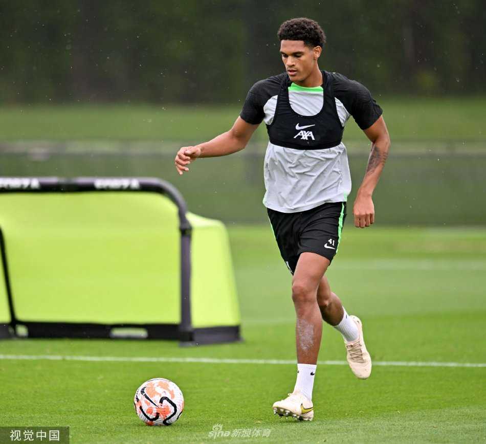 新援索博斯洛伊与麦卡利斯特在训练间隙并肩行走，两人面带微笑专注交流，预示着利物浦中场新一代核心力量正在迅速融合。