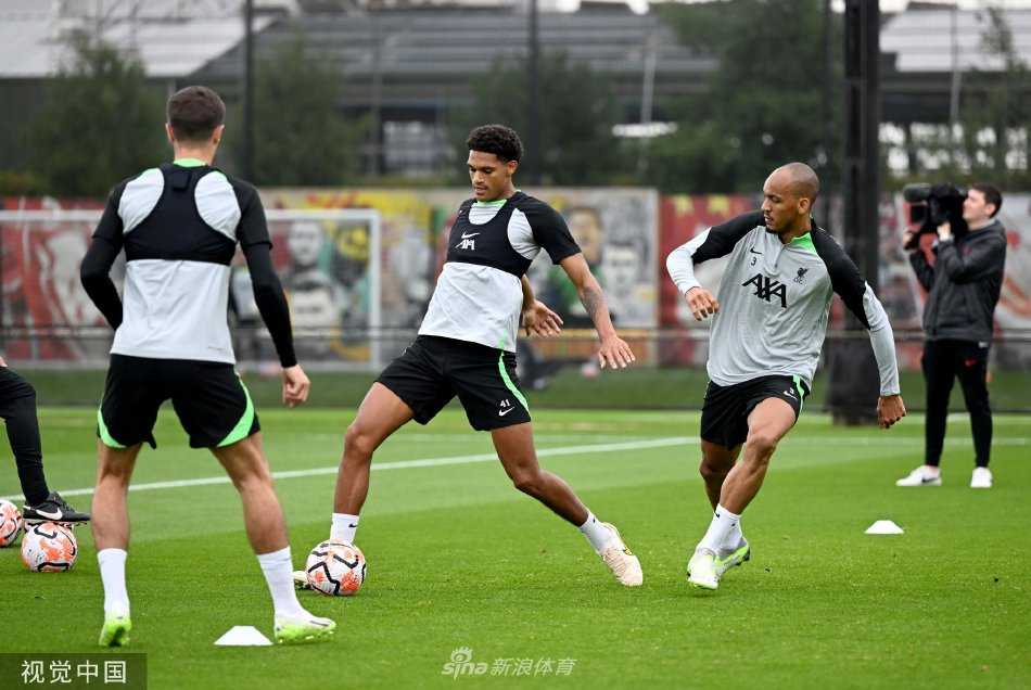 全队成员围成一圈进行训前动员，手臂紧搭彼此肩背，凝聚成一股不可分割的红色力量，展现无与伦比的团队精神。