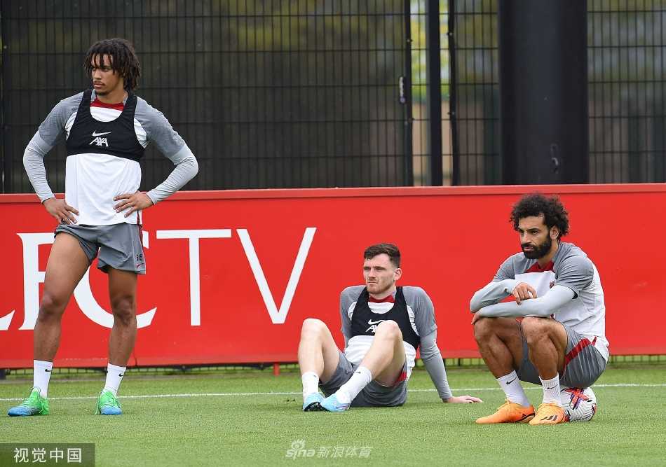 主教练克洛普站在场边，双臂环抱，目光如炬地注视着训练场，若有所思地规划着战术部署