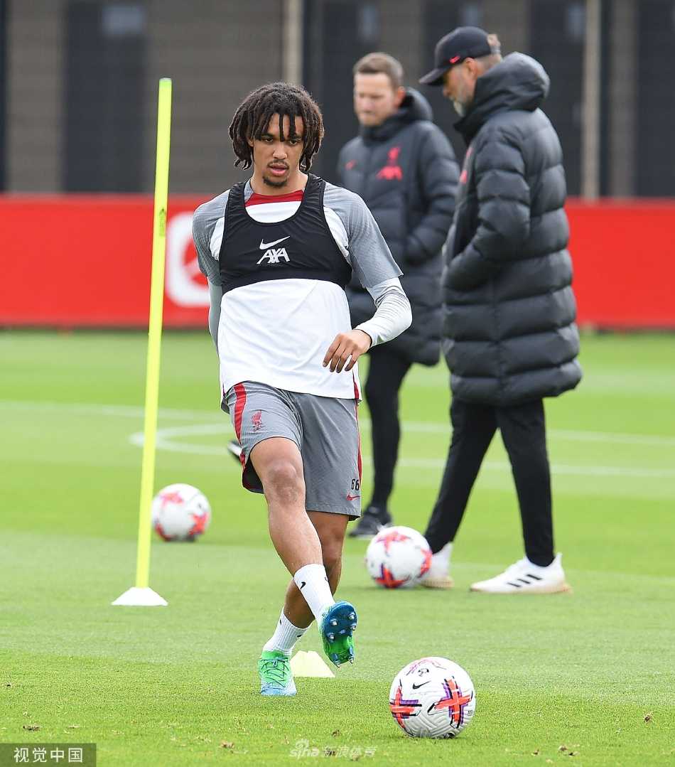 后卫安德鲁·罗伯逊与队友进行一对一防守训练，动作干净利落