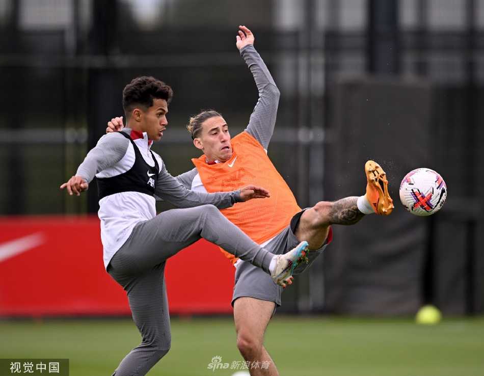 门将阿利松·贝克尔飞身跃起，单掌将一记势大力沉的射门托出横梁