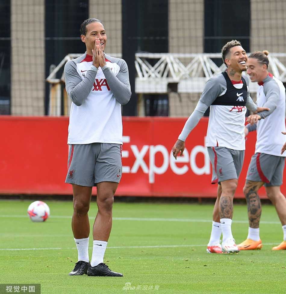 训练结束后，球员们聚在一起聆听主教练克洛普的总结，气氛专注而团结