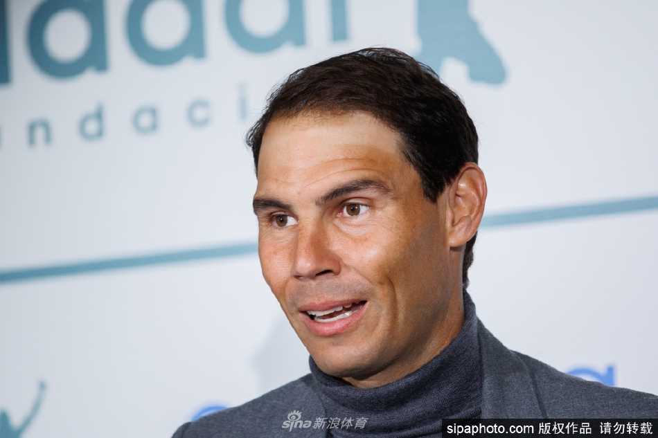 纳达尔在马德里公开赛活动现场，神情专注地与小球童互动，展现其亲切的一面