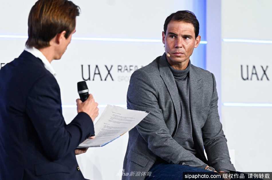 纳达尔在赛场边凝神思考，经典的准备动作背后是数十年如一日的专注与坚持