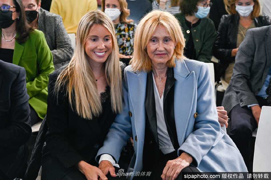 纳达尔在马德里赛场挥拍击球，身体极致延展，力量与优雅在红土场上完美定格