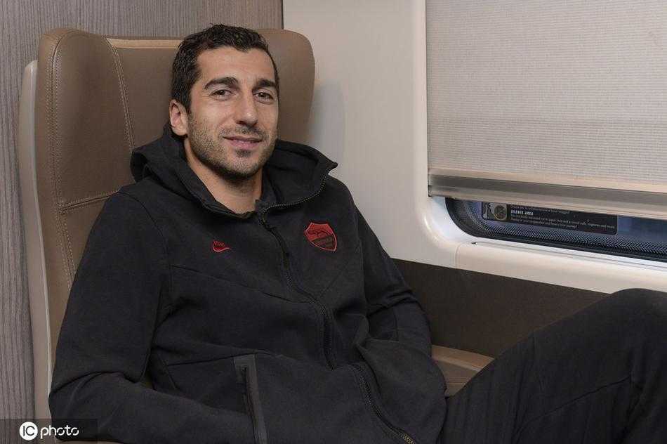 米兰中央车站的站台上，罗马球员们拎着行李鱼贯而出，背景是车站巨大的钢铁穹顶。哲科走在队伍最前列，目光望向前方，仿佛已经看到了不远处圣西罗球场的轮廓，一场红蓝风暴即将在亚平宁的寒夜中引爆。