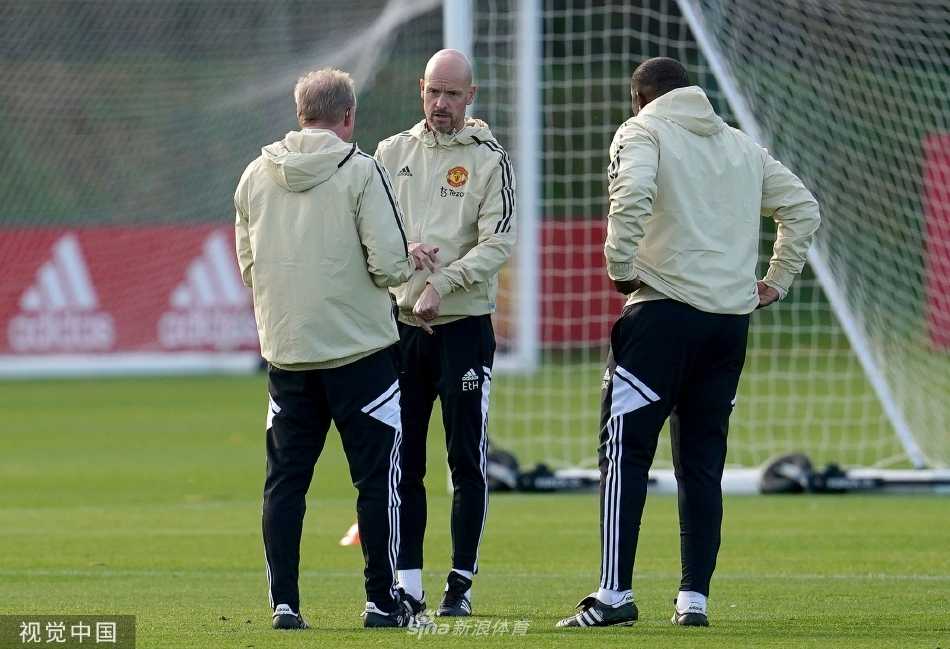 巴西中场卡塞米罗正在与一名青年队球员进行一对一的对抗训练，身体对抗激烈，展现了高强度的训练水准。