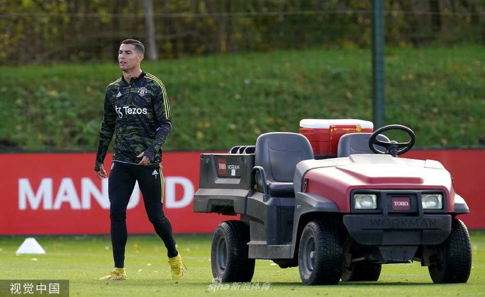 克里斯蒂亚诺·罗纳尔多在训练中专注地进行盘带练习，神情坚毅，全新的发型象征着他渴望重新出发的决心。