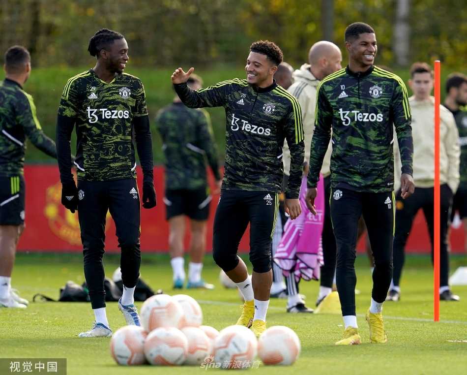 训练间隙，C罗与中场核心布鲁诺·费尔南德斯并肩而立，两人手指场上的某个点位，正在热烈地讨论着战术细节。