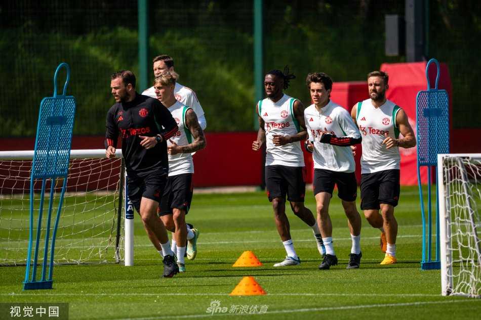 全队围成一圈进行赛前战术会议，凝重的气氛中弥漫着对胜利的共同渴望