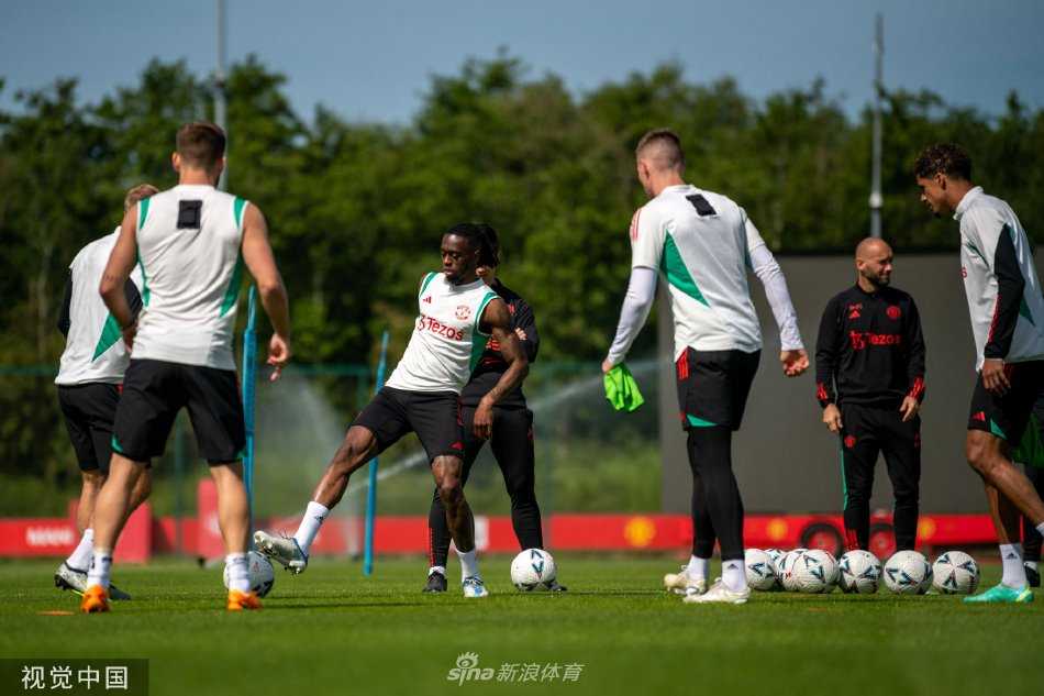 后卫利桑德罗·马丁内斯与队友进行一对一攻防练习，寸土必争展现铁血斗志