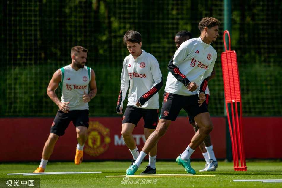 中场核心布鲁诺·费尔南德斯在对抗训练中贴身盯防队友，全神贯注毫不松懈