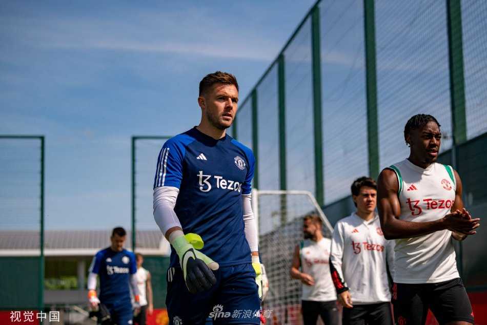 训练结束后球员们彼此鼓励并肩离去，他们的背影写满了对冠军的执着与追求