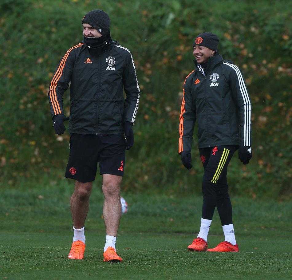 镜头捕捉到了格林伍德在训练中的灵巧瞬间，他轻巧地卸下高空来球，动作如丝绸般顺滑。这位被寄予厚望的少年天才，正努力将场外的纷扰抛诸脑后，专注地将天赋转化为进球，用脚下的皮球书写属于自己的未来篇章。