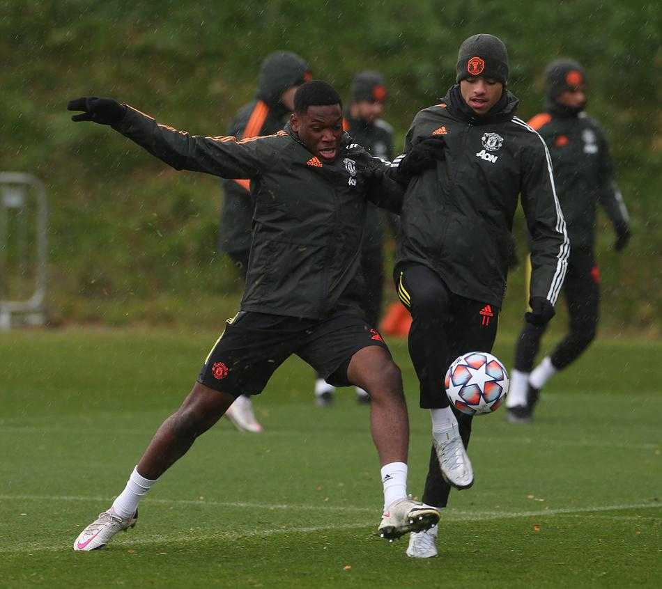 汗水浸透了青训才子图安泽贝的战袍，他在拼抢中眼神坚毅。面对队友的盘带，他毫不留情地出脚拦截，仿佛在模拟周日晚上如何锁死那些世界上最顶尖的突破手，用一次次顽强的对抗宣告自己的成长。