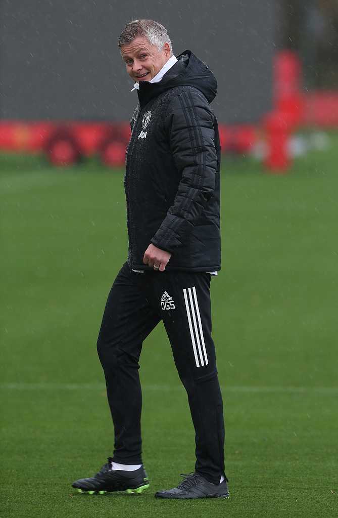 训练场上的一道黑色闪电划过，这是丹尼尔·詹姆斯在磨砺他的传中绝技。他弓身送出的皮球划出一道美妙的弧线，像是精确制导的导弹，寻找着禁区里那些蓄势待发的攻击手，这一次，他誓要用速度撕开任何坚固的防线。