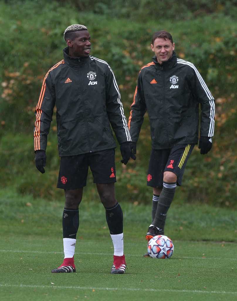 在卡灵顿基地的夕阳余晖下，曼联的守护神迪恩·亨德森目光如炬，他张开双臂，仿佛要将对手所有的射门企图都拒之门外，那专注的神情是对胜利最无声的誓言。