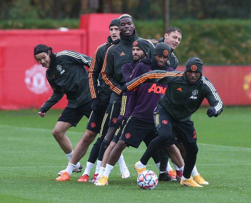 围抢圈中，马塔叔叔依旧是用他最擅长的脚弓轻轻一推，戏耍了周围的年轻小将。尽管岁月在他脸上刻下了痕迹，但在足球面前，他永远是那个充满灵气的西班牙男孩，用一次次精妙的传递维系着曼联的技术流传统，让快乐在训练场上空飘扬。