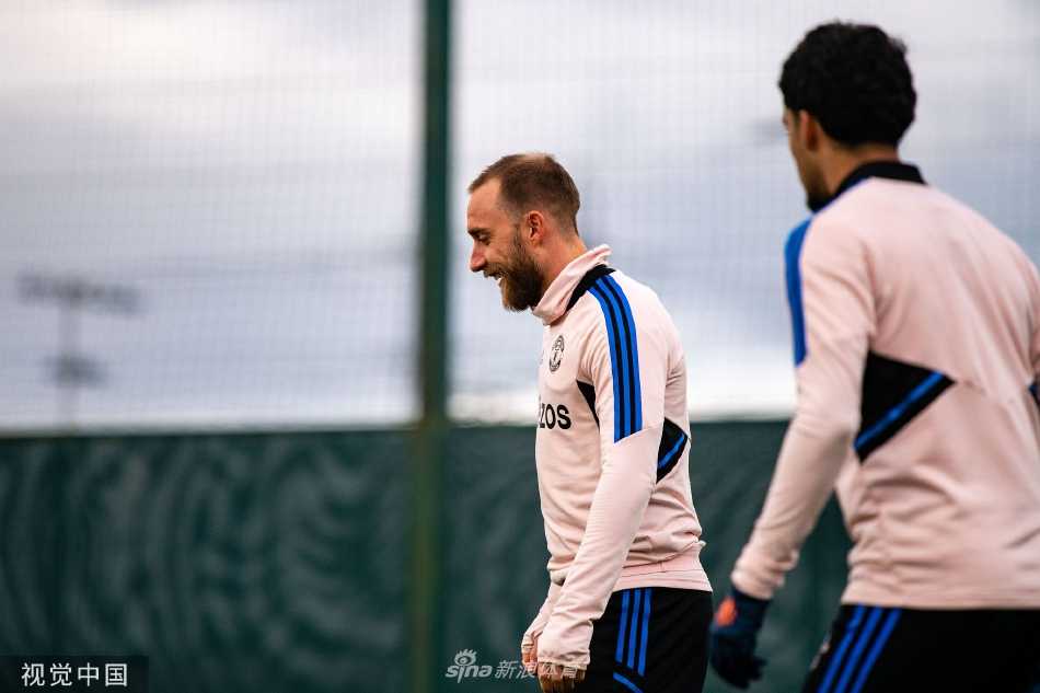 曼联球星在绿茵场上激烈拼抢，足球在空中划出一道弧线，双方球员专注争顶，瞬间凝聚力量与技巧的对抗。