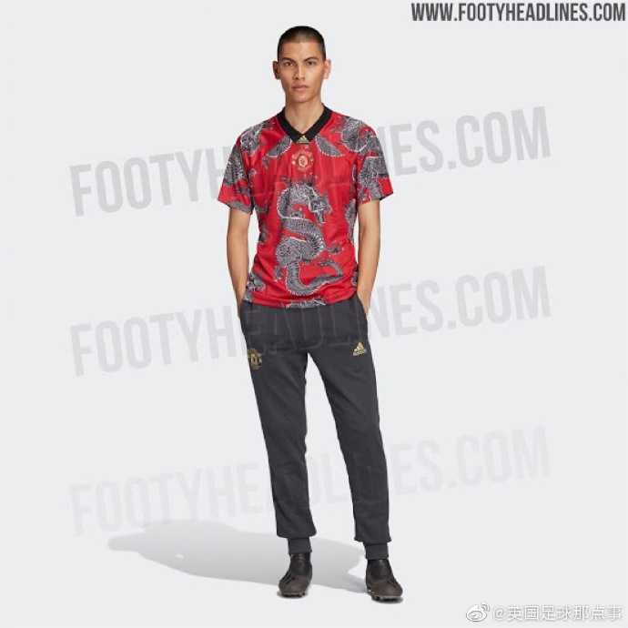 红魔贺岁披龙纹 曼联新春限量版球衣谍照赏析 衣领细节尽显尊贵,黑色为底配以金色阿迪达斯标识,与胸口的金色曼联队徽遥相呼应