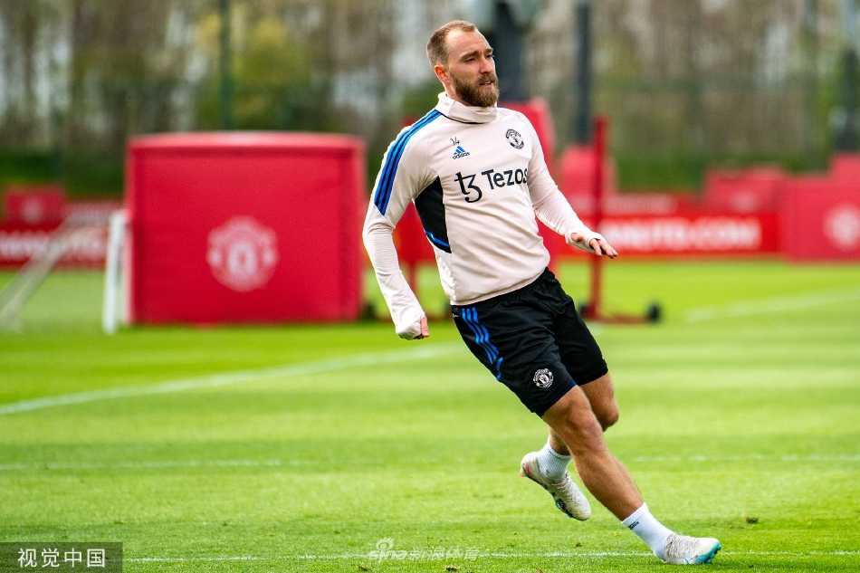 卡灵顿训练基地全景，绿草如茵的训练场在阳光下格外醒目，训练器材摆放整齐，静静等待着红魔将士们的汗水与拼搏。