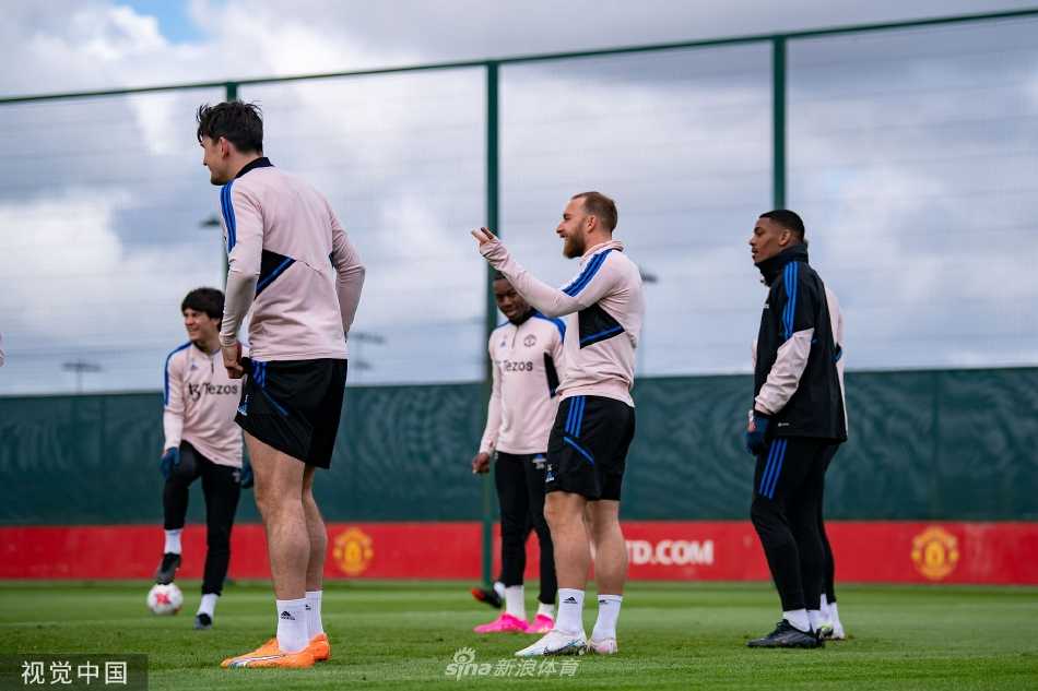 曼联球员进行高强度体能冲刺训练，在春日阳光下奋力奔跑，肌肉线条紧绷，彰显顶级运动员的速度、力量与专注度。