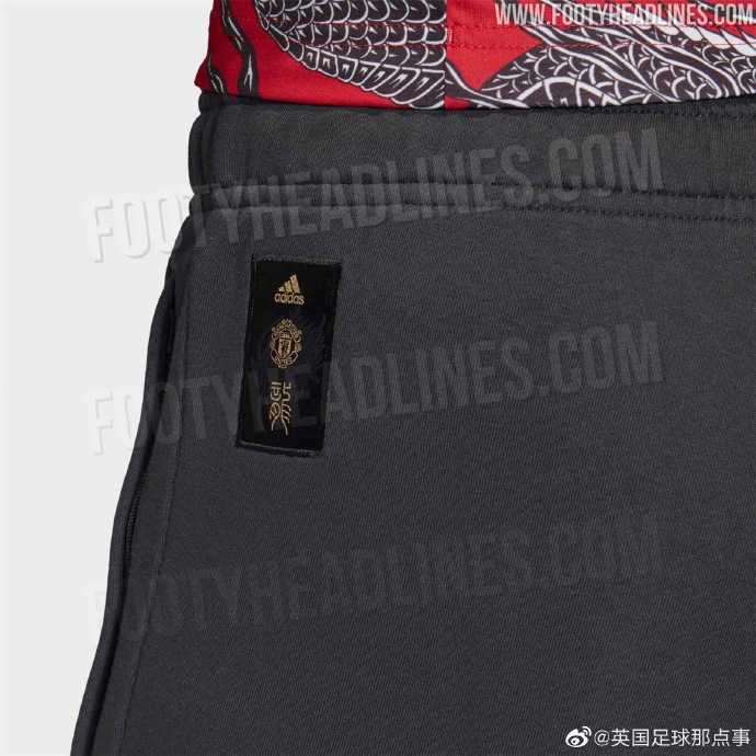 红魔贺岁披龙纹 曼联新春限量版球衣谍照赏析 球衣整体陈列效果,红黑金三色搭配和谐,复古版型与现代龙纹结合,呈现独特高级感