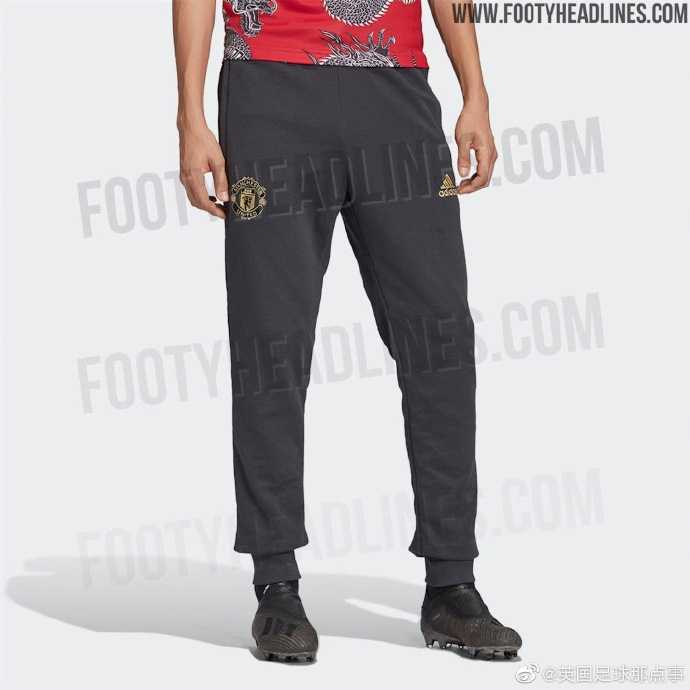红魔贺岁披龙纹 曼联新春限量版球衣谍照赏析 衣身龙纹图案特写,黑白双龙交织盘旋,设计繁复而不失动感,充满东方神话色彩
