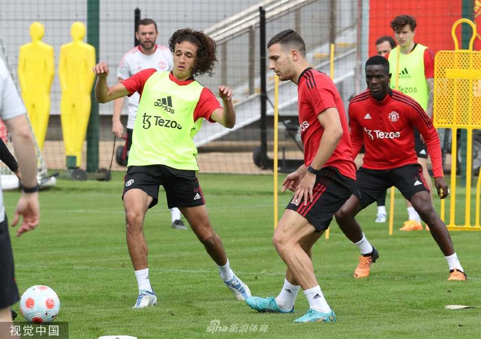 守门员在训练中飞身侧扑，奋力封堵角度刁钻的射门，展现了门将位置的专注与瞬间爆发力。