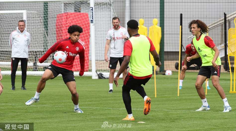 训练结束后，球员们漫步离开训练场，夕阳拉长了他们的身影，平静中带着对比赛的思考与对未来的展望。