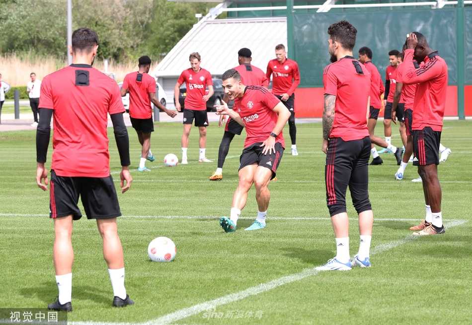 全队围成一圈进行训练前的动员，队员们搭肩相互鼓舞，凝聚团队士气，为即将到来的比赛做最后的精神准备。