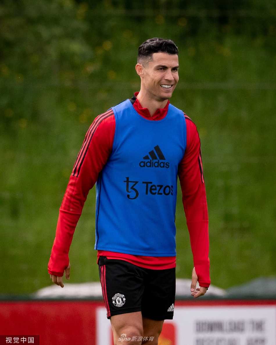 C罗在训练中专注地进行盘带练习，眼神坚定，尽管有伤在身，他依然保持着顶级职业球员的认真态度。