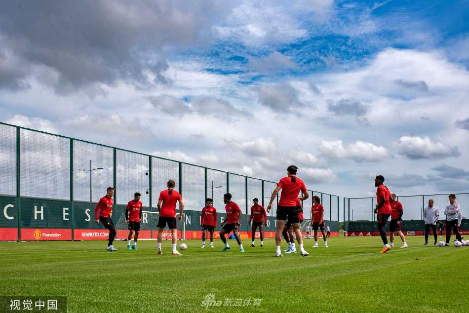 博格巴在训练中与队友轻松交流，笑容背后是他在曼联生涯的即将落幕。