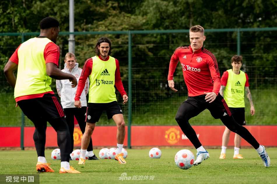 教练组在场边密切观察训练情况，为赛季的最终战做最后的战术部署。