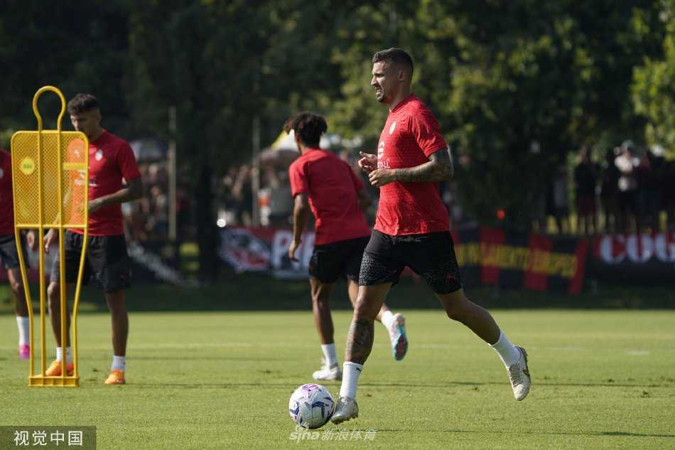 训练结束后，球员们围拢在一起聆听主教练的总结，夕阳为他们镀上一层金边，画面充满宁静与思考的氛围。