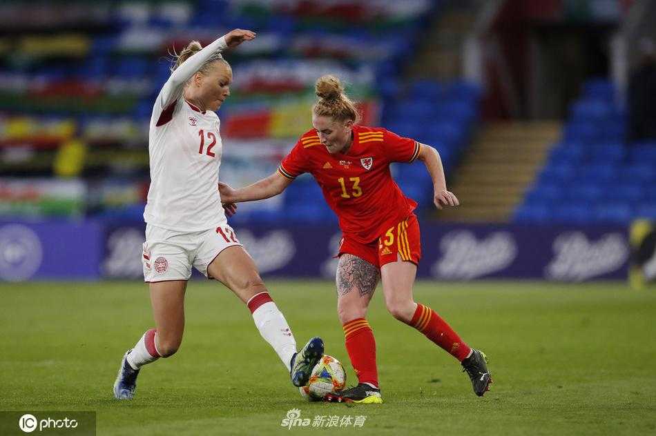 丹麦队核心佩妮莱·哈德尔在进球后握拳怒吼，她的身后是刚刚扑救不及的威尔士门将，这一刻她追平了国家队的进球纪录。