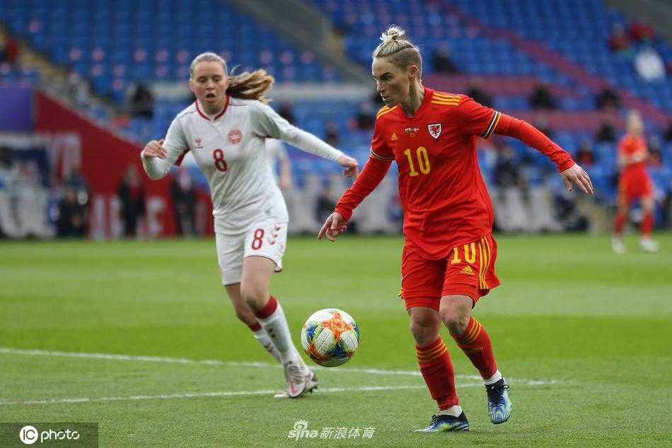 威尔士英雄杰丝·菲什洛克在进球后张开双臂尽情奔跑庆祝，队友们纷纷冲向她想拥抱这位经验丰富的老将。