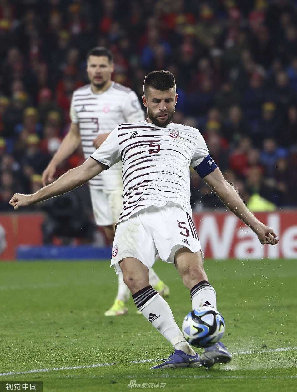 拉脱维亚门将施泰因伯斯飞身侧扑，单掌将威尔士球员的劲射拒之门外，动作舒展极具美感。