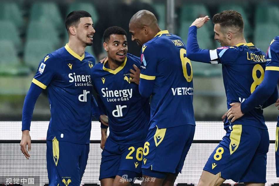 本特戈蒂球场灯光璀璨，维罗纳球员赛前围拢在一起互相鼓舞，眼中满是对胜利的渴望。