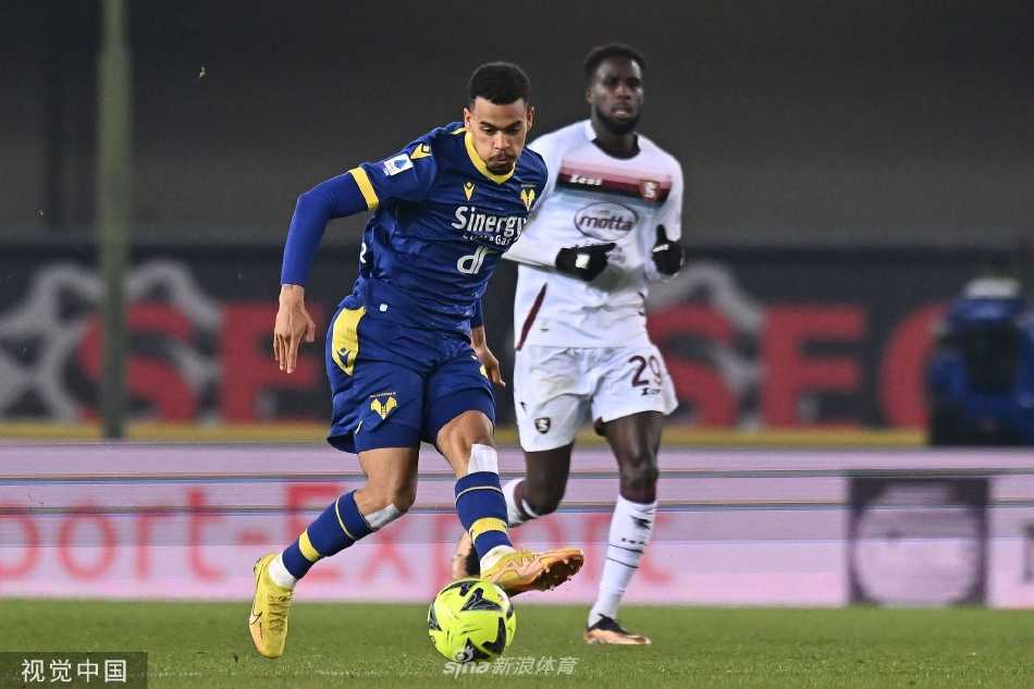 萨勒尼塔纳前锋皮亚特克错失单刀后双膝跪地，双手掩面，充满了懊悔与沮丧，远处是正在庆祝防守成功的维罗纳门将。