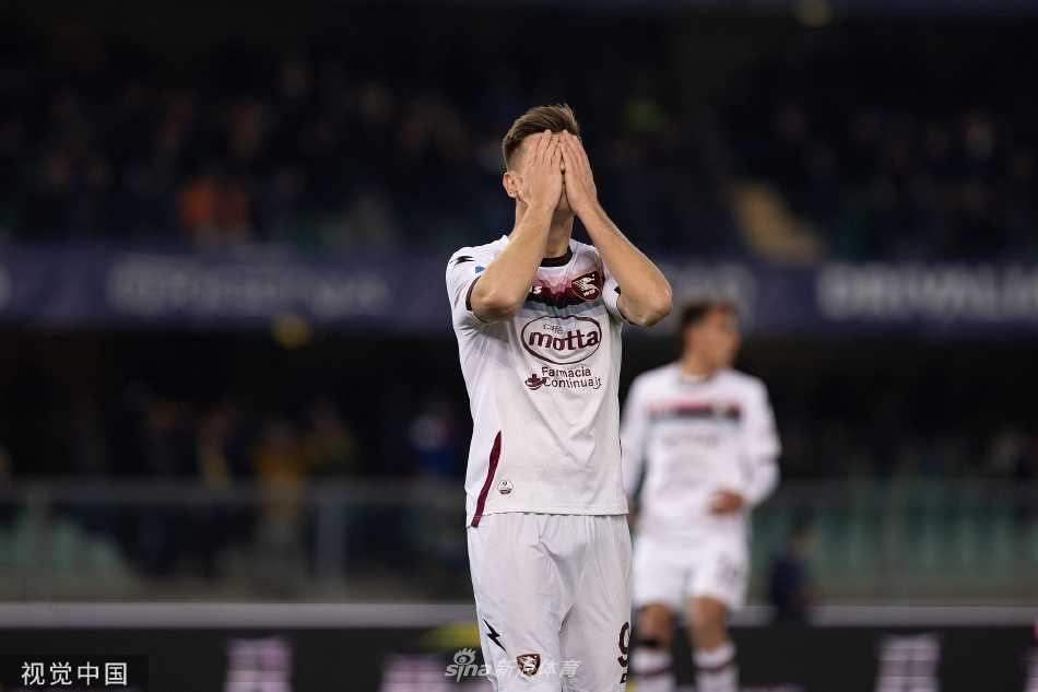 维罗纳前锋恩贡戈破门后张开双臂奔向角旗区疯狂庆祝，队友从身后飞扑而来，背景是陷入沸腾的维罗纳死忠看台。