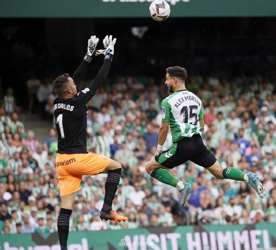 比赛结束后，贝蒂斯全队手拉手走向看台，向始终高歌助威的死忠球迷群体鞠躬致谢，场面温馨动人。