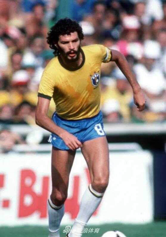 “艺术足球”大师苏格拉底，在球场上运筹帷幄，他的医学博士学位让他的足球智慧更加深邃。