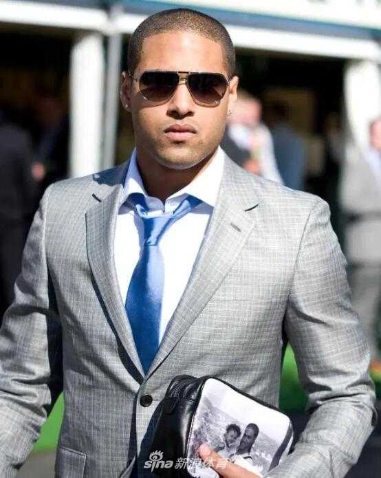 格伦·约翰逊在边路突破，球场之外，他曾在数学的公式与定理中寻找逻辑之美。