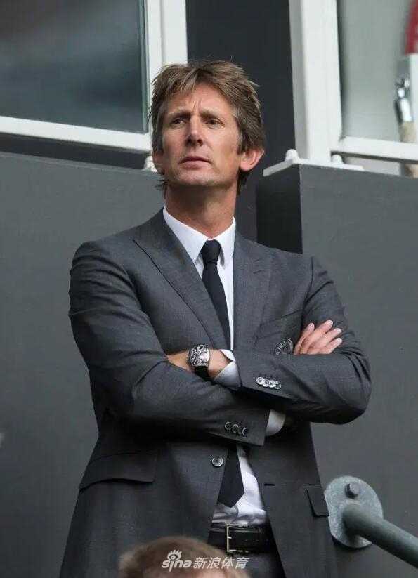 范德萨的目光沉稳而坚毅，这位管理学硕士不仅在门前值得信赖，在商业谈判中同样充满智慧。